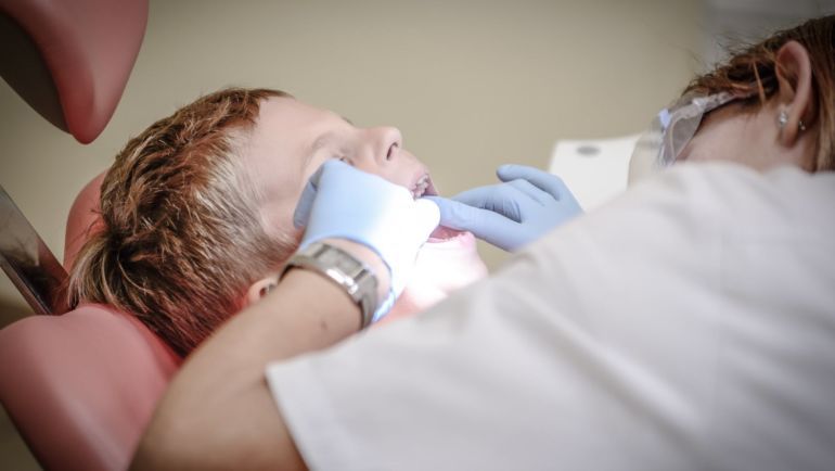 Ból zęba w sobotę u dziecka – jak pomóc?