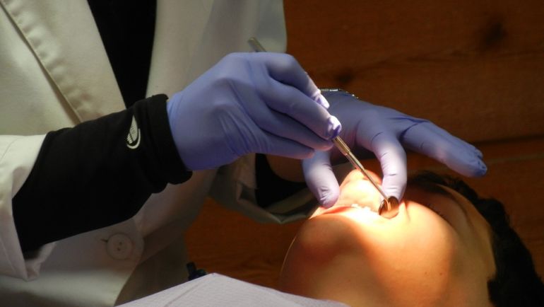 Kompetentny dentysta – po czym poznać lekarza z powołania?